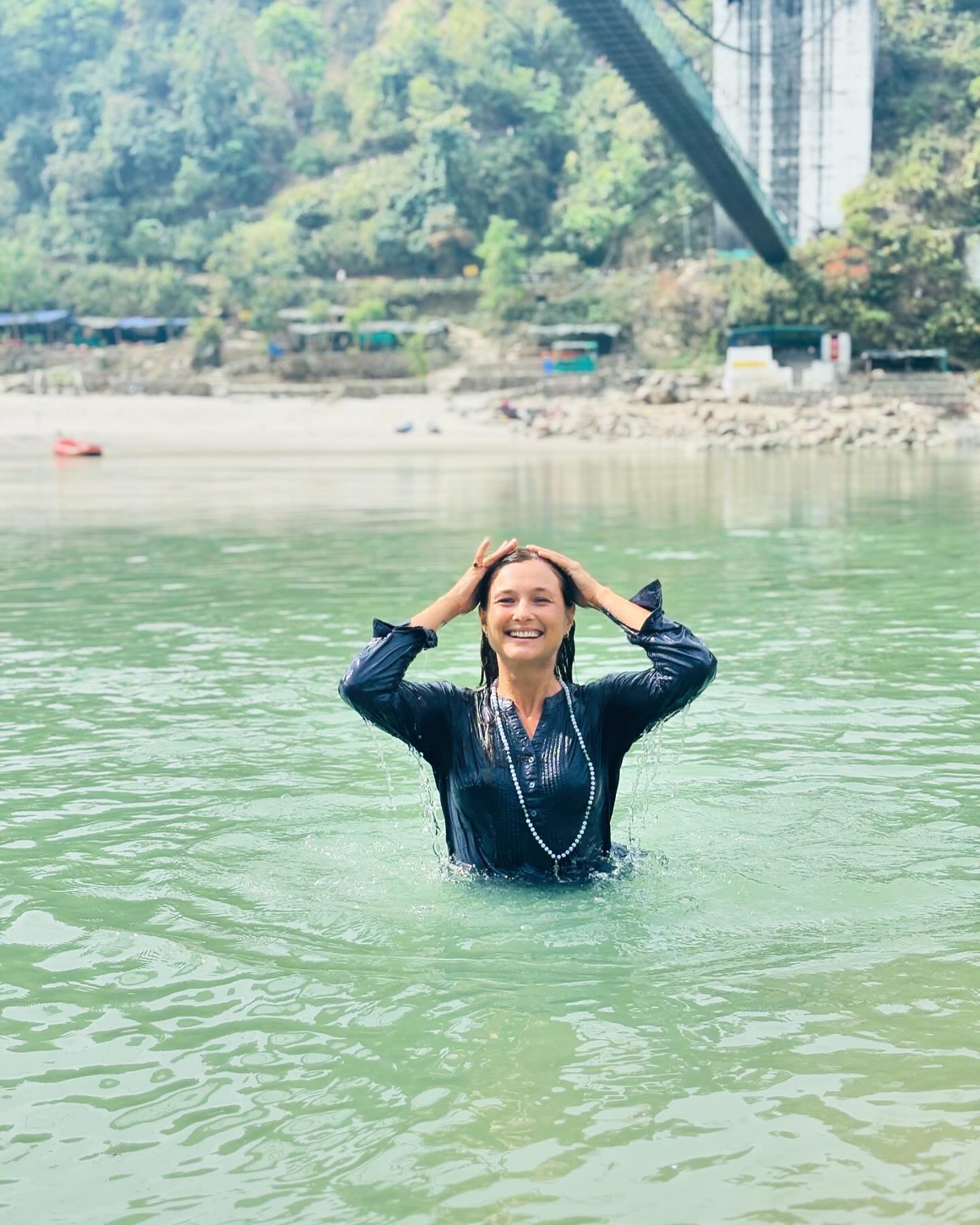 Natalia Paklina swimming, representing the in-between space of consciousness evolution